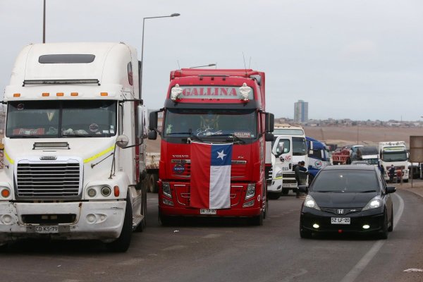 Camioneros de Tarapacá anuncian paro y bloqueo de rutas por alza de combustibles: “Hoy el transporte está subsidiando al cliente”