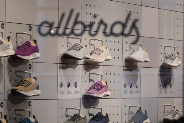 Fabricante de zapatillas Allbirds anuncia cambio de modelo a infraestructura de IA y acción sube 582%