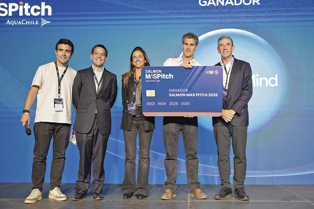 <p>Los fundadores de WaterMind junto a los organizadores. Foto: Jonathan Duran</p>