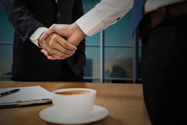 Fusiones y adquisiciones en América Latina suman US$ 64.700 millones en 2025 y se mantienen estables respecto al año anterior