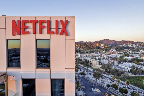 La acción de Netflix cae cerca de 9% tras informar una proyección por debajo de lo esperado y la salida de su cofundador