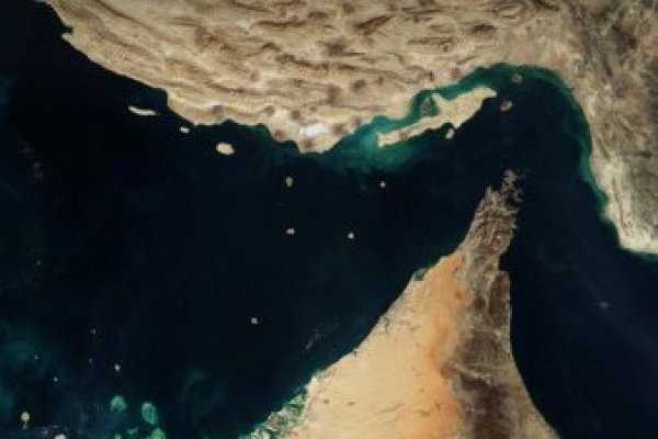 Irán afirma tener un "control estricto" del estrecho de Ormuz y asegura que no se reabrirá por completo