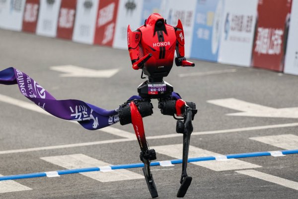 Robot humanoide chino supera al récord humano en media maratón en Beijing