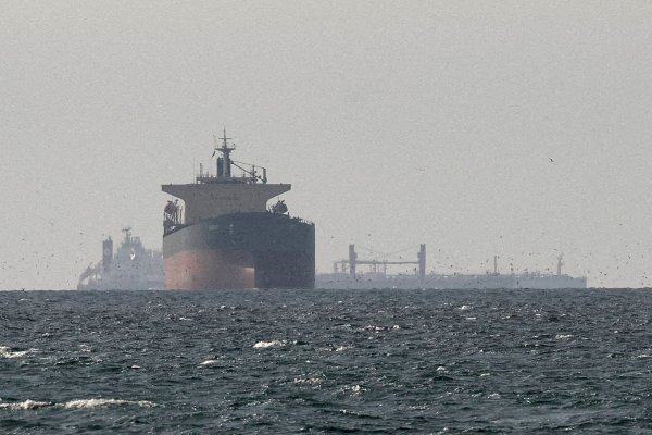 Agencia de la ONU trabaja en plan de evacuación en el estrecho de Ormuz para cerca de 800 barcos varados