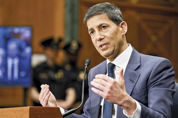 <p>Kevin Warsh fue gobernador de la Fed entre 2006 y 2011, enfrentando la crisis financiera junto a Ben Bernanke.</p>