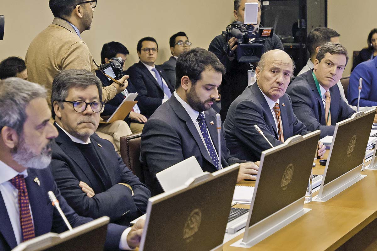 <p>El ministro de Hacienda, Jorge Quiroz, llegó a la comisión de Hacienda junto a todo su equipo de asesores. Foto: Aton.</p>