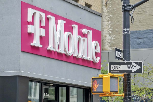 Deutsche Telekom evalúa fusión total con T-Mobile que crearía la mayor empresa de telecomunicaciones del mundo
