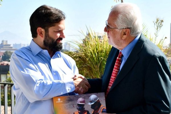 Máximo Pacheco visita al expresidente Boric en su oficina para hablar de Codelco y le entrega la Memoria 2025 de la cuprera estatal