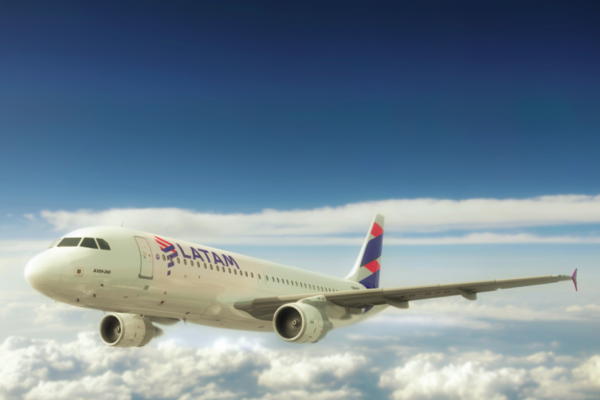 <p>Un capitán de Latam fue despedido “por necesidades de la empresa” en julio de 2023. Pero él demandó a la aerolínea.</p>