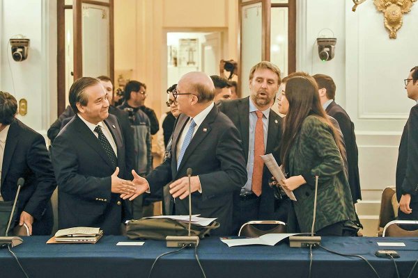Hacienda y diputados acuerdan crear comisión técnica para discutir cifras y Quiroz refuerza defensa al informe financiero