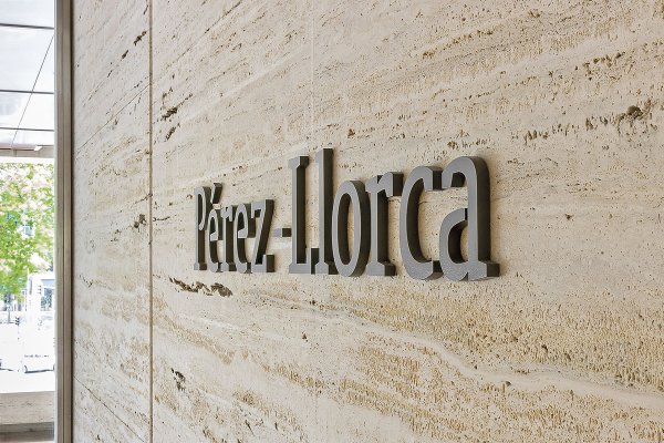 <p>El estudio de abogados español Pérez-Llorca busca un estudio chileno</p>