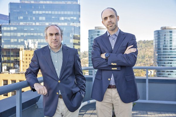 <p>Los abogados de Ried Fabres, Cristián Fabres y Ricardo Abogabir. Foto: Jonathan Duran</p>