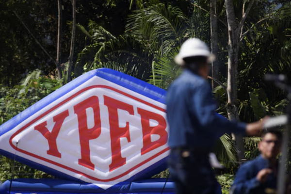 A días de la salida de su presidenta: fiscalía allana oficinas de petrolera estatal boliviana YPFB