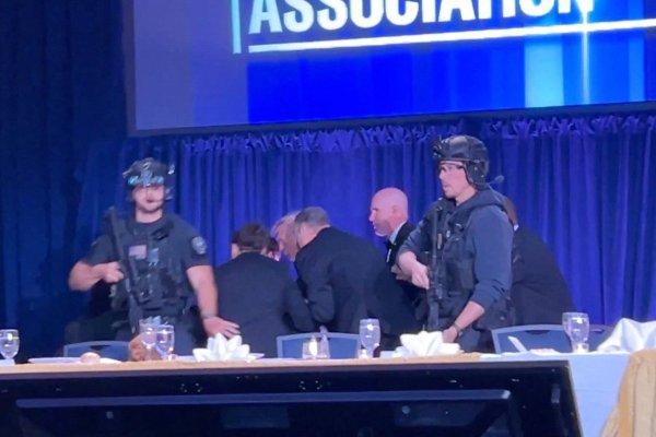 Sacan a Trump rápidamente del escenario luego que se escuchan disparos en la cena de corresponsales de la Casa Blanca