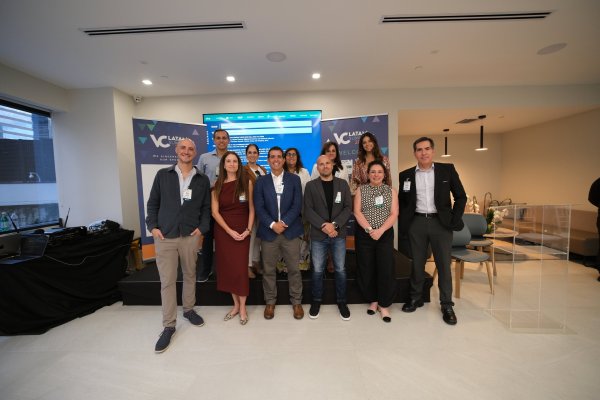 <p>Magdalena Guzmán (segunda, de izq a der) y Francisco Guzmán de la ACVC (tercero, de izq a der), junto a represantantes de gremios de venture capital de Latinoamérica.</p>