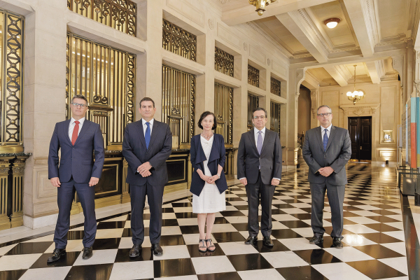 <p>Banco Central mantiene tasa tras subir alerta por Medio Oriente y el mercado empieza a pensar en alzas</p>