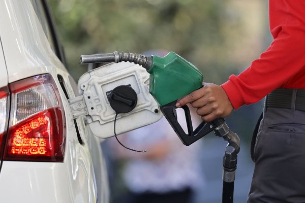 Ipsos: alza de los combustibles borró el repunte de la confianza de los consumidores
