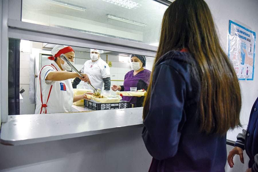 <p>Concesionarias de Junaeb salen al paso por "descontinuación" del PAE: "La opinión pública ha demostrado que el Programa de Alimentación es indispensable"</p>