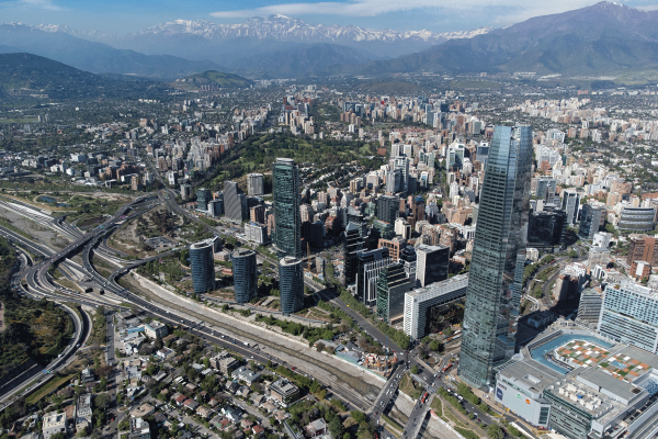 Fitch mira con buenos ojos plan de reactivación del gobierno, pero muestra cautela frente a su impacto fiscal