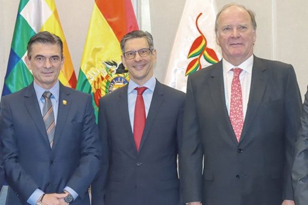 <p>Rodrigo Paz, presidente de Bolivia; Bruno Pietracci, presidente de Coca Cola América Latina; y Andrés Vicuña, presidente Coca Cola Embonor</p>