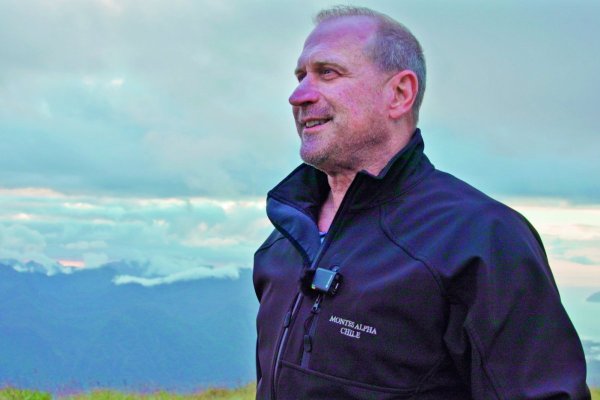 Desde comprar fundo de Tompkins hasta armar productora de cine: Los aterrizajes del empresario Charlie Clark en Chile