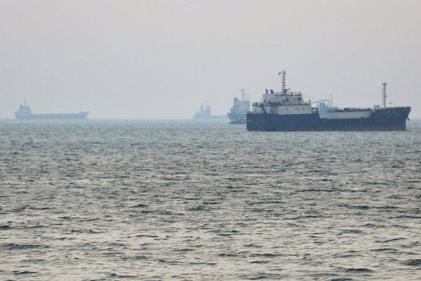 Trump dice que Estados Unidos comenzará a guiar a los barcos atrapados a través del estrecho de Ormuz