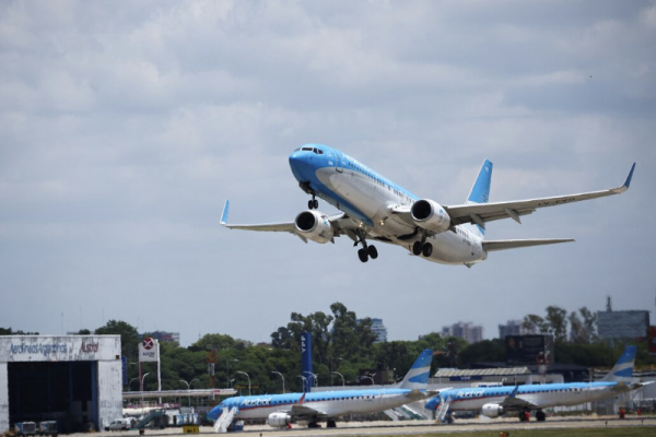 Gremio regional de aerolíneas rechazó el aumento de las tasas de navegación aérea en Argentina