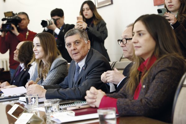 Alvarado “raya la cancha” ante Irarrázaval y los partidos para ordenar al gobierno y el oficialismo