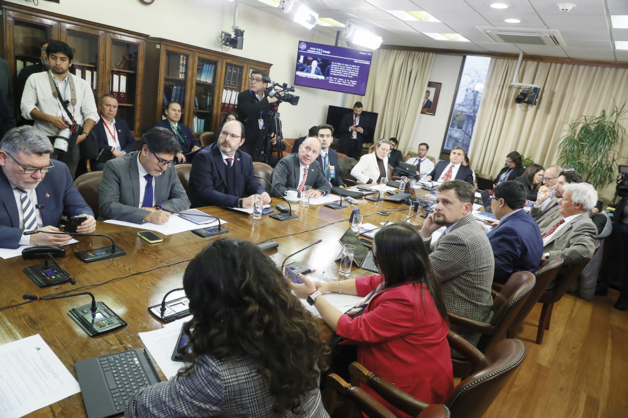 <p>Los ministros Quiroz y Rau presentaron el proyecto. Foto: Aton.</p>
