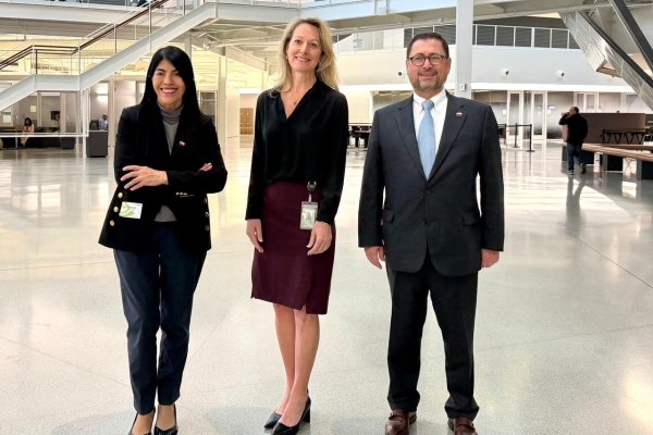 <p>La ministra Lincolao y el canciller Pérez Mackenna junto con la vicepresidenta de Iniciativas Globales en IA de Nvidia, Calista Redmond.</p>