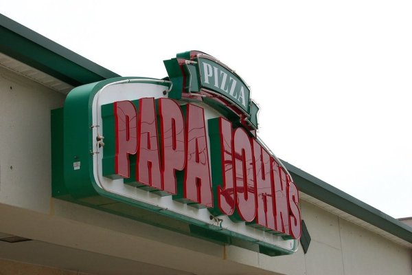 Papa John's cae en bolsa casi 5% por menores ventas afectadas por el pesimismo de los consumidores y la guerra de las pizzerías