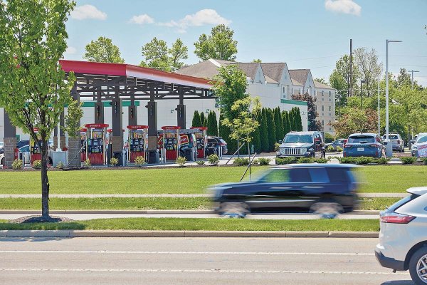 Petróleo sube ante estancamiento de negociaciones y EEUU se alista para suspender impuesto a la gasolina