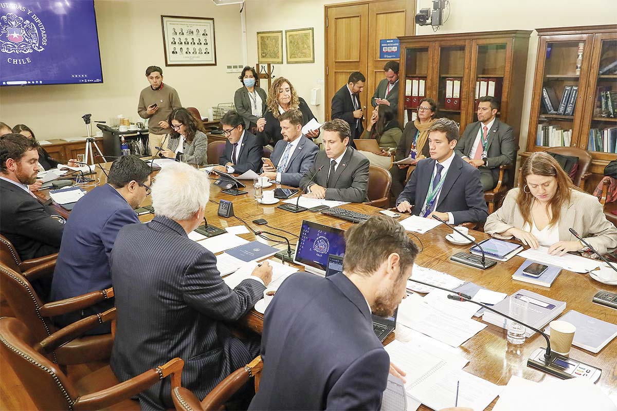 <p>Reajuste del salario mínimo da su primer paso en el Congreso tras mejora anunciada por el gobierno a la propuesta inicial</p>