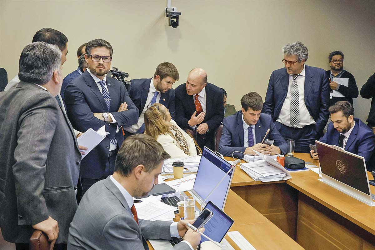 <p>El ministro Jorge Quiroz se desplegó en la comisión de Hacienda para explicar las modificaciones principales. Fotos: Aton</p>