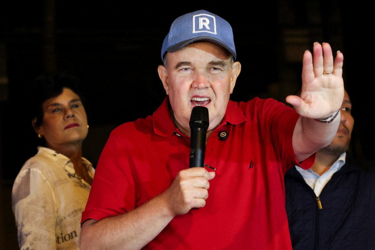 <p>Perú: López Aliaga está quedando fuera del balotaje e insiste en fraude electoral en el que involucra "a la gente de Boric"</p>
