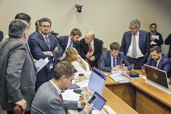 <p>El ministro Jorge Quiroz se desplegó en la comisión de Hacienda para explicar las modificaciones principales. Fotos: Aton</p>