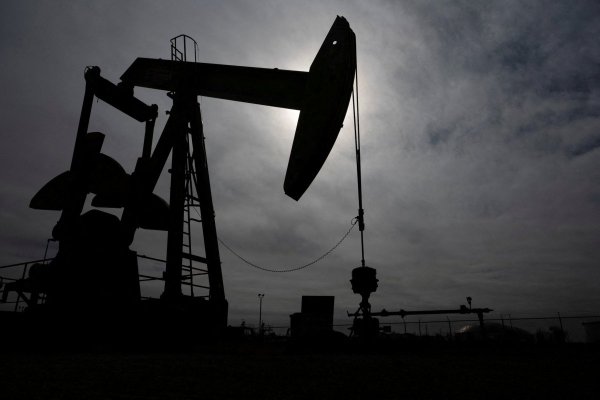 La oferta mundial de petróleo no cubrirá la demanda este año, alerta la AIE sobre el impacto de los estragos por la guerra en Medio Oriente