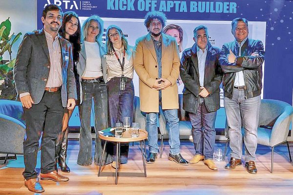 <p>Varinka Farren (segunda de izq. a der.) con los builders de Hub APTA.</p>
