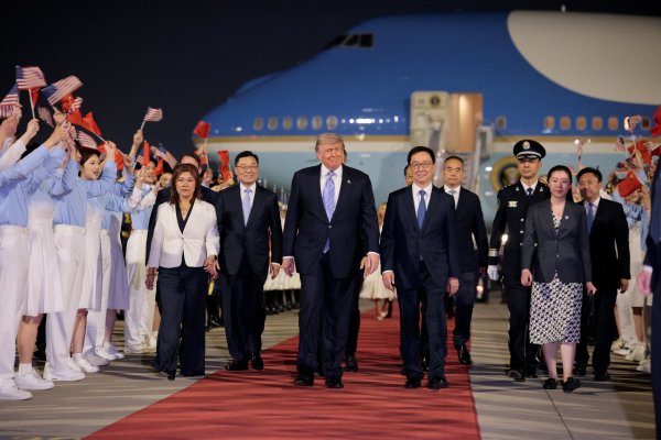 Trump aterriza en China para una cumbre de alto riesgo con Xi Jinping mientras Irán se cierne sobre ellos