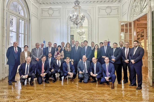 <p>En la cita participaron autoridades de ambos países, dirigentes gremiales y ejecutivos de firmas locales e internacionales.</p>