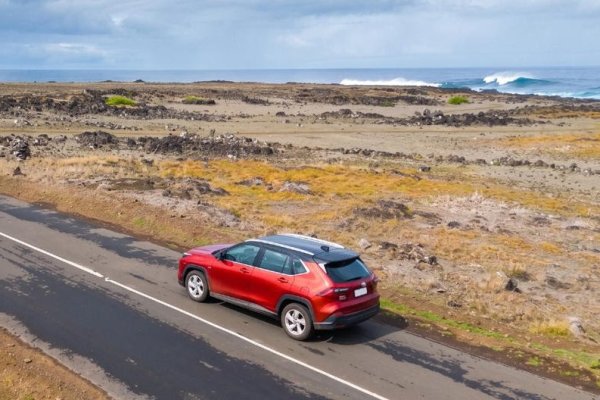 La transición energética llega a Rapa Nui: Portillo y Toyota Chile llevan a la isla los primeros autos híbridos para turistas