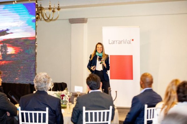 La filosofía del “es hoy”: Terry Gutiérrez, CEO de Tesla Para Latam, protagoniza encuentro de LarrainVial en México