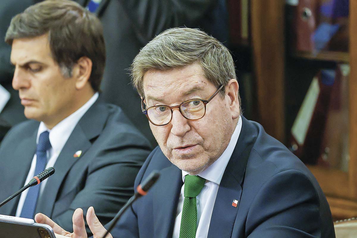 <p>Biministro Mas endurece el tono por la situación de Codelco: "Es una compañía que está fuera de control"</p>