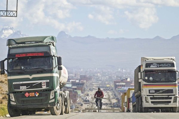 Protestas paralizan rutas estratégicas de Bolivia, “asfixiando” a su economía