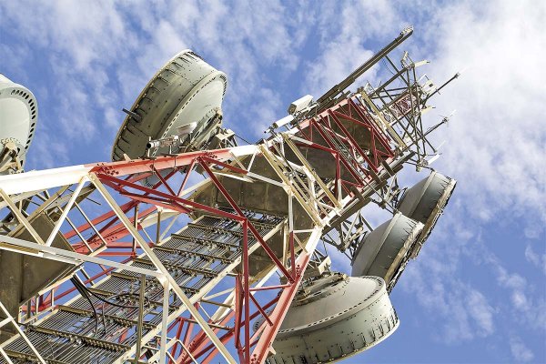 En modo "fast track": Subtel ingresa primer decreto para agilizar "permisología" dentro de la industria