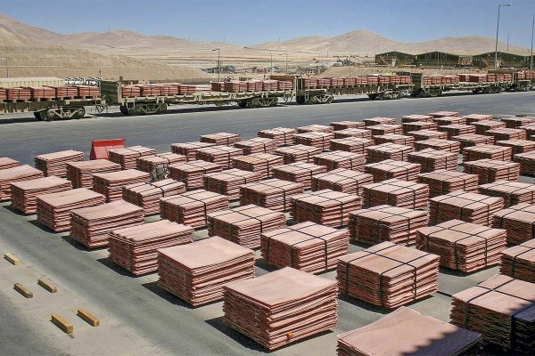 En medio de rally del cobre: Cochilco vuelve a subir proyección para su precio en 2026, pero anticipa caída en la producción de Chile