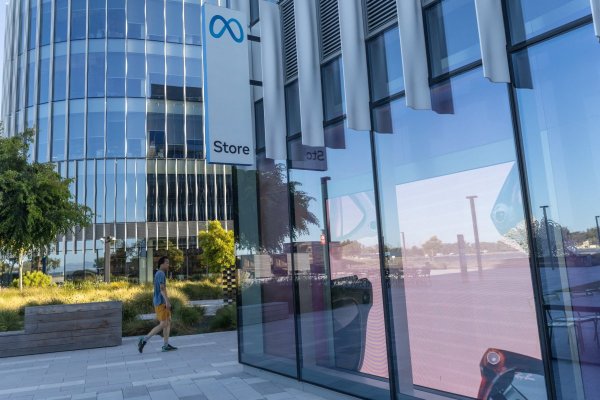Meta inicia recorte global de 8.000 empleos y reorganiza equipos para impulsar IA