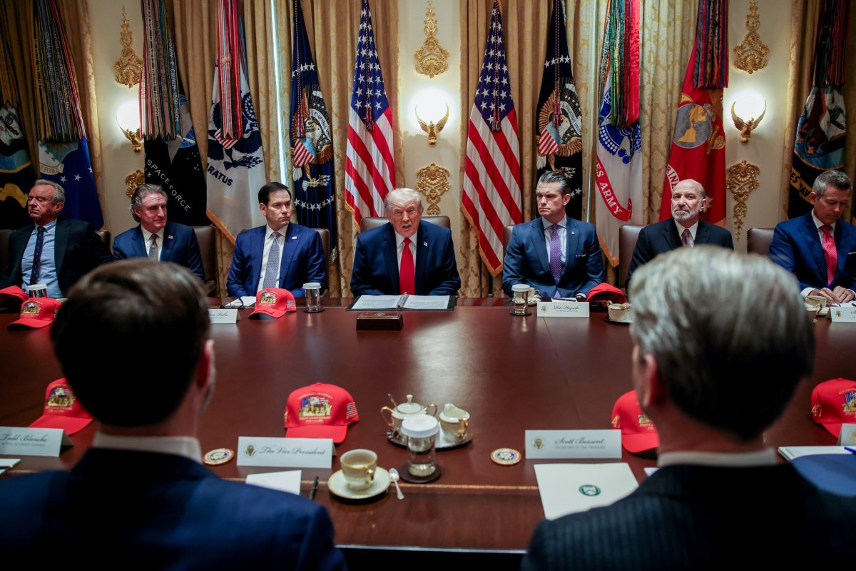 <p>Trump asegura en reunión de gabinete que nadie controlará el estrecho de Ormuz y que EEUU vigilará la zona</p>
