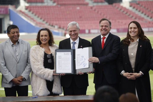 Kast promulga la Ley de Sociedades Anónimas Deportivas y pide estadios propios para los clubes