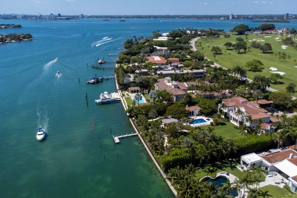 Gobernador de Florida propone eliminar gradualmente impuesto a la primera vivienda
